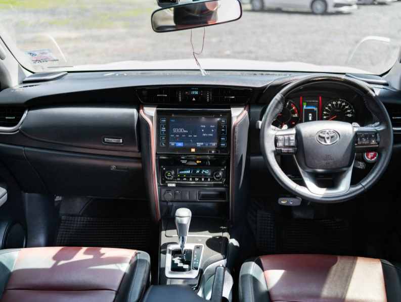 Toyota FORTUNER TRD SPORTIVO (BLACK TOP) 2.8 ปี 2019 ด้านใน