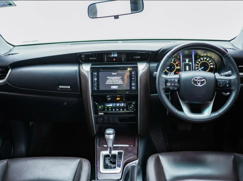 Toyota FORTUNER V 2.4 ปี 2018 ด้านใน